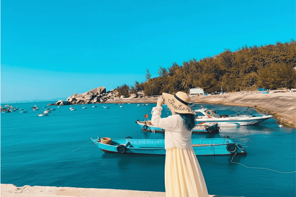 Từ th&aacute;ng 03 đến th&aacute;ng 09, thời tiết kh&ocirc; r&aacute;o, biển &ecirc;m l&agrave; thời điểm th&iacute;ch hợp để tham quan C&ugrave; Lao Xanh